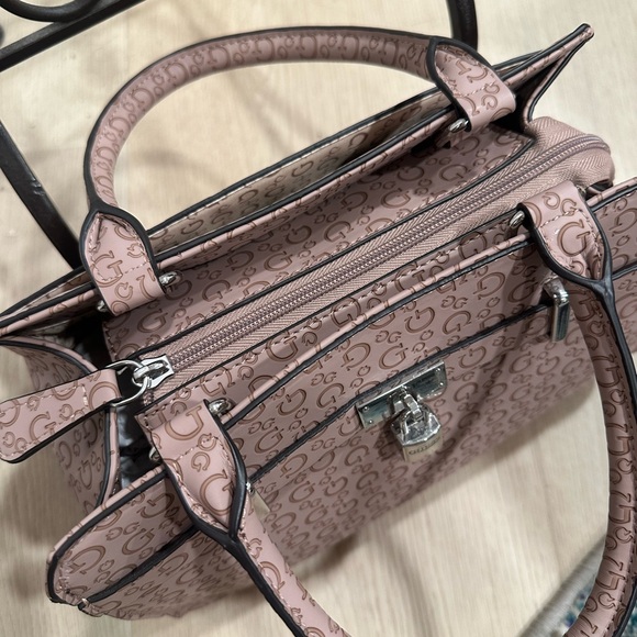 New Guess Blush Mauve Logo Satchel Lock Bag Crossbody adjustable Strap - Picture 4 of 13